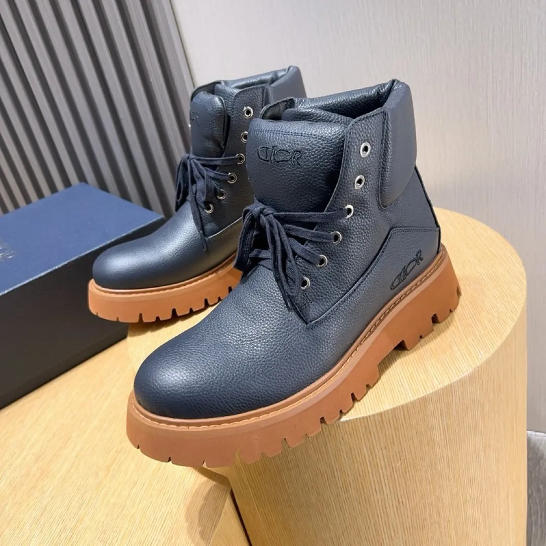 Factory P580💰[Dior] Dior ✨ is online simultaneously👏 This latest popular men's boots for autumn and winter are new products in the series and continue Di*r's classic style. The upper is made of original first-layer cowhide and matched with the original anti-slip and wear-resistant rubber outsole. The rear shoe collar and heel are equipped with brand iconic details to enhance the style. Fashionable and versatile. Create a casual look. Size: 38-44 (45 customized)